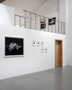 links: Untitled (aus der Serie „Natten“) (c) Margot Wallard, rechts: Polaroid Lunagram (c) Johan Österholm, oben: Family Portrait IX, X; Saga XXII (c) Inka & Niclas